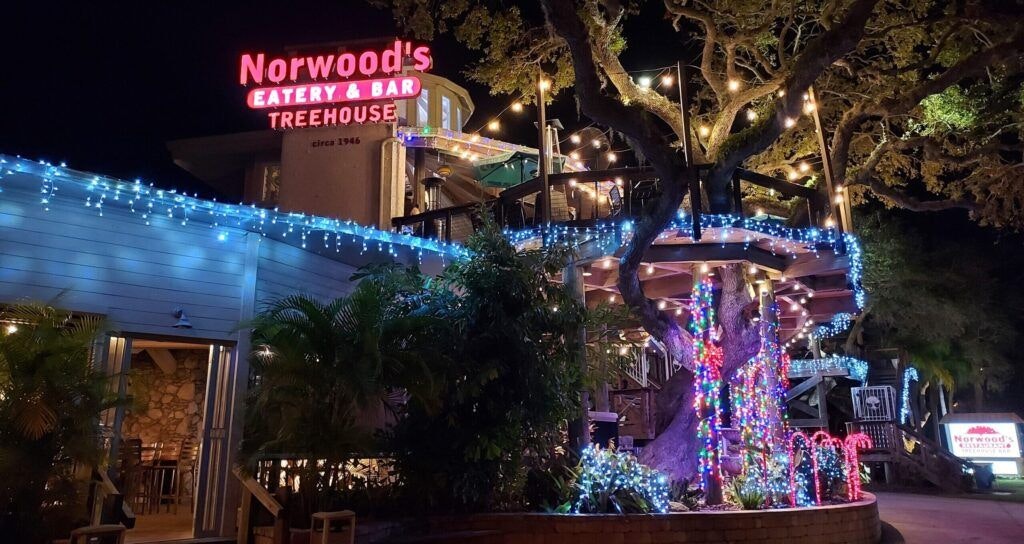 norwood-s-restaurant-and-treehouse-bar-001