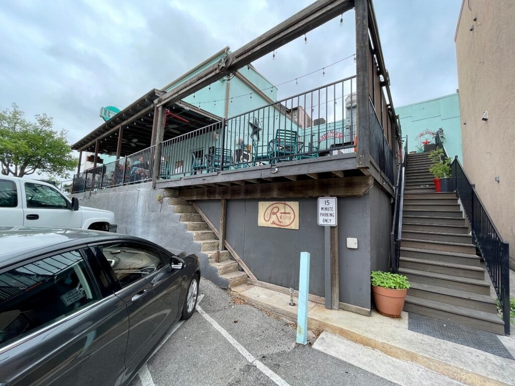 rae-s-rbar-and-grill-008