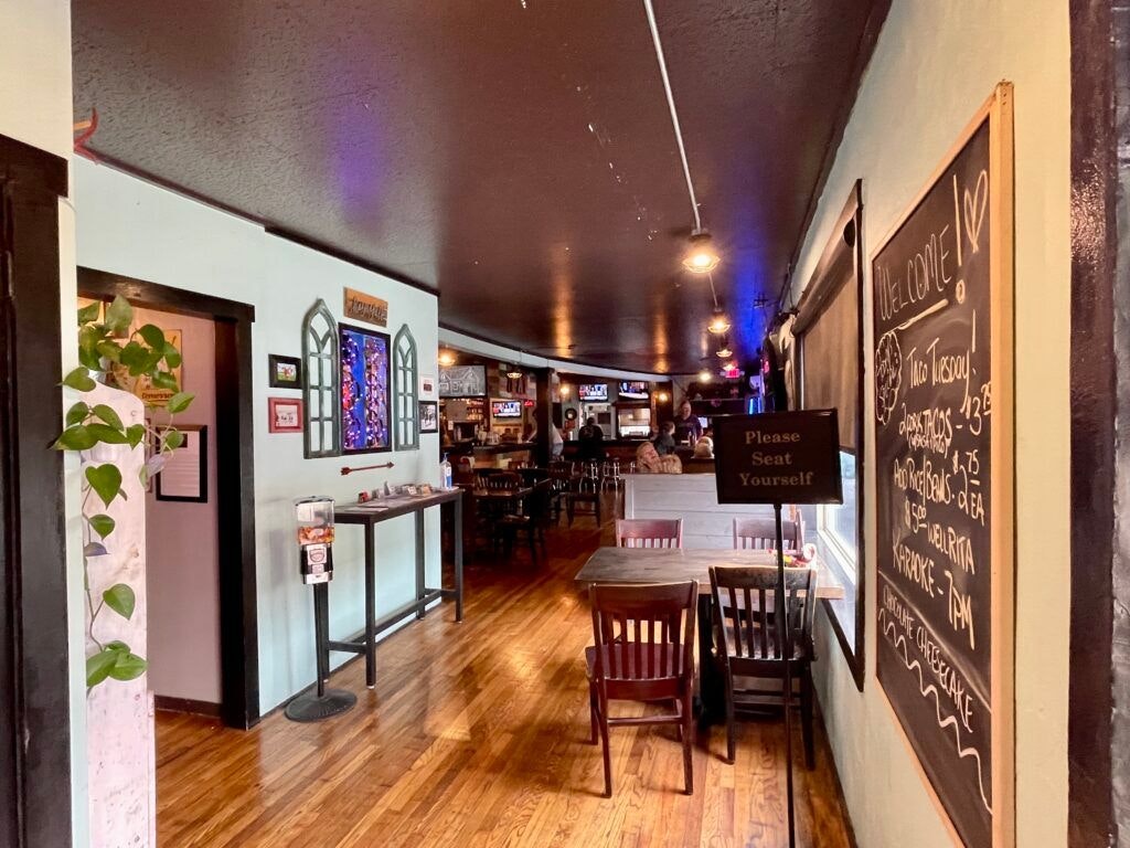 rae-s-rbar-and-grill-002