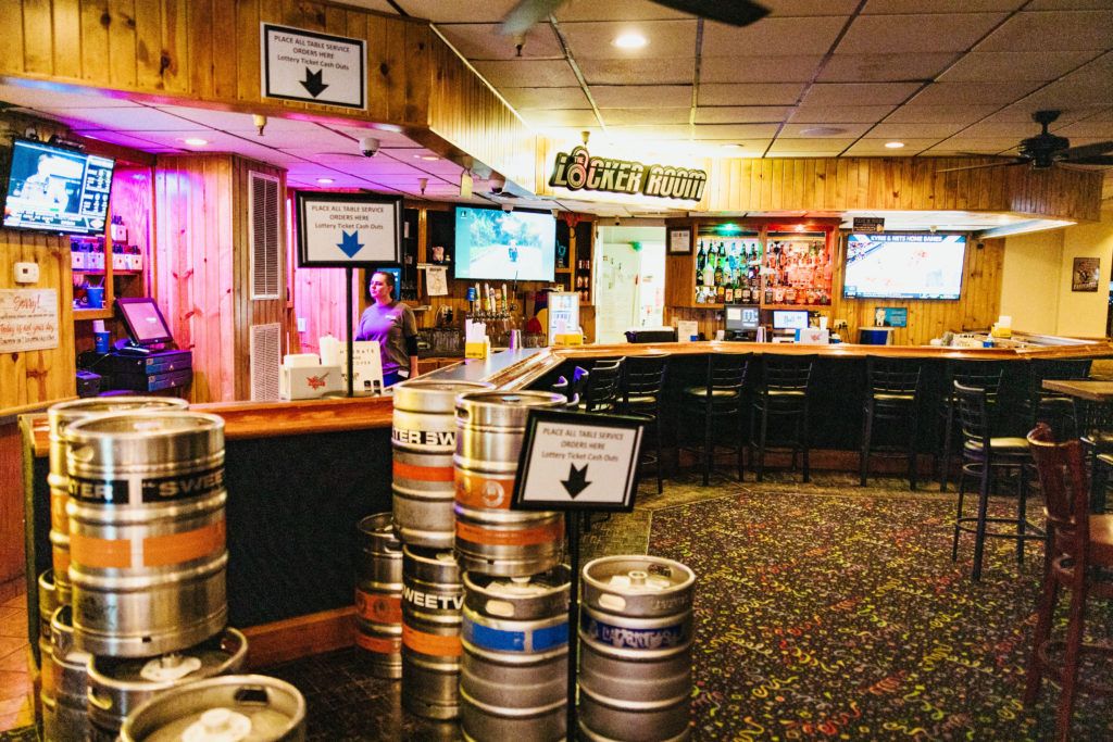 the-locker-room-sports-bar-009