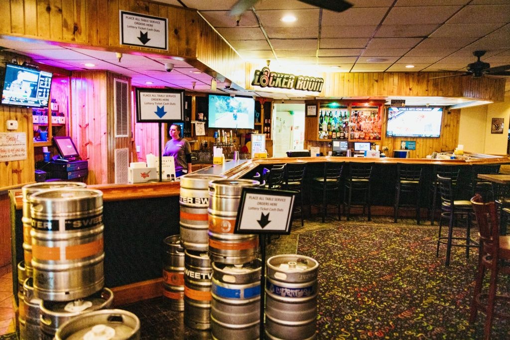 the-locker-room-sports-bar-009