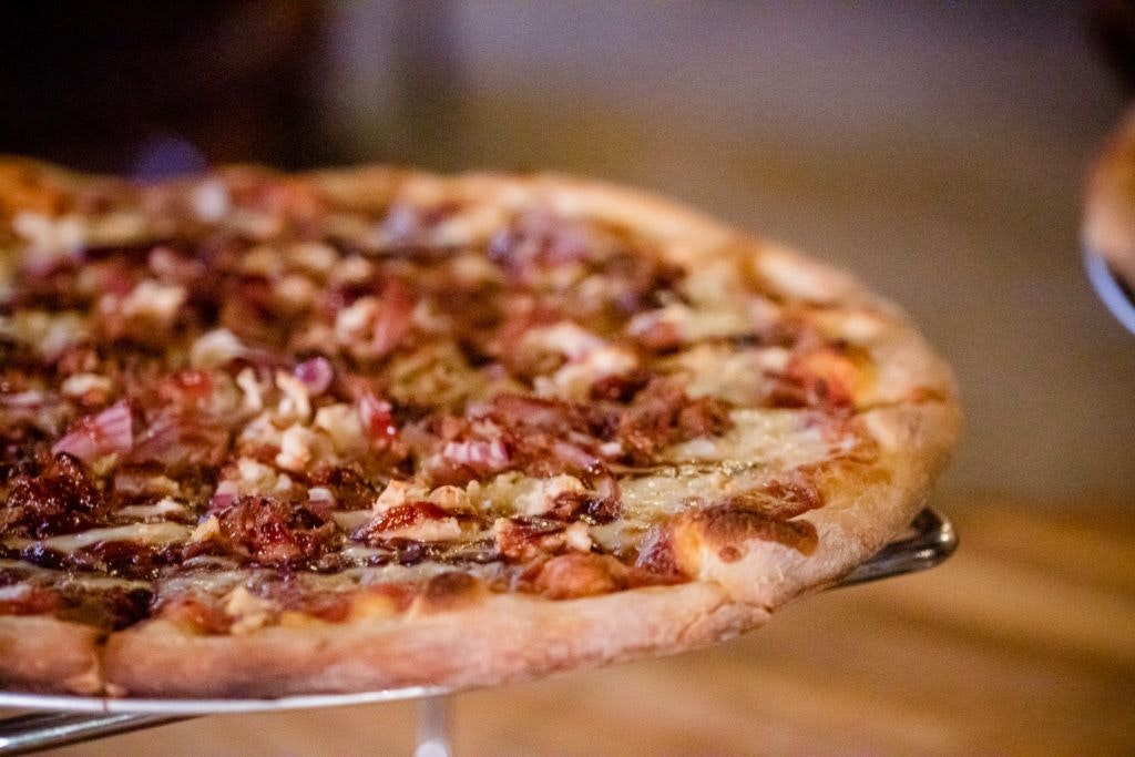 mama-teresa-s-flying-pizza-006