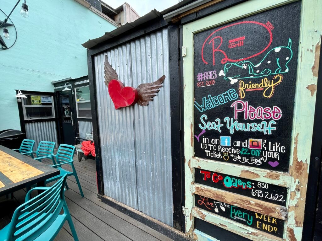 rae-s-rbar-and-grill-009