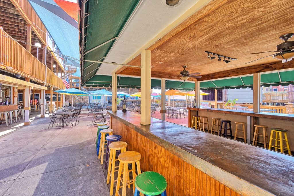 mango-s-bar-and-grill-020