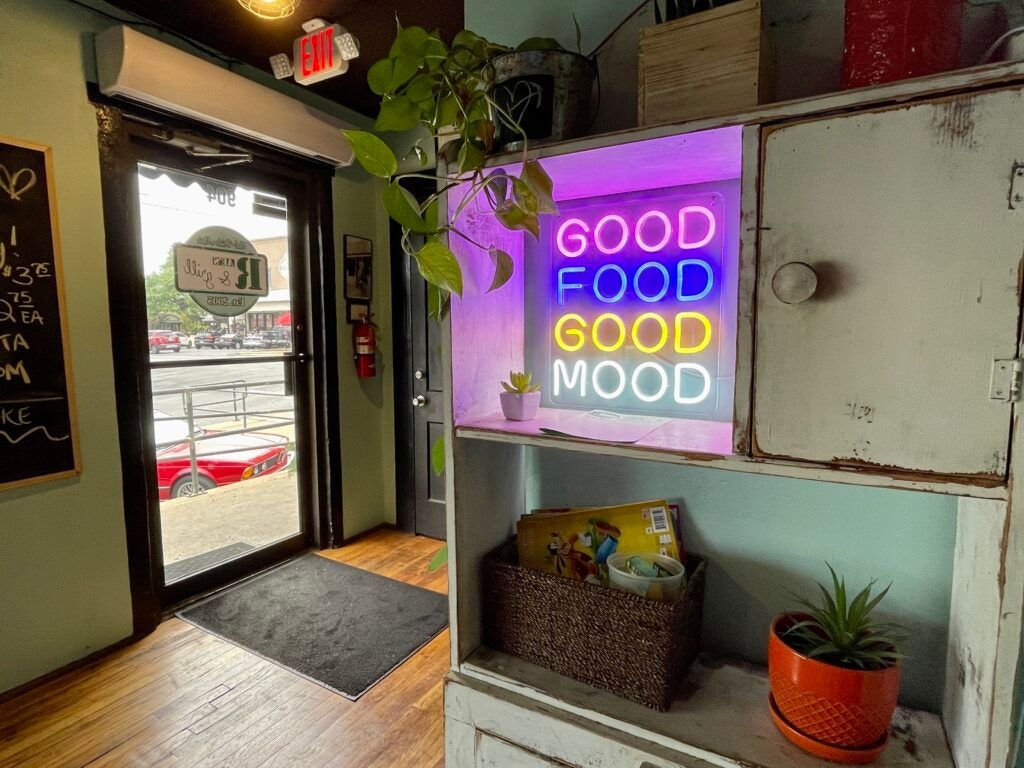 rae-s-rbar-and-grill-005