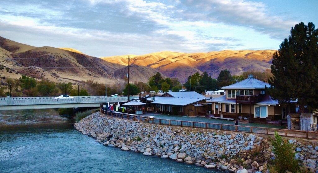 locking-horns-riverside-restaurant-001