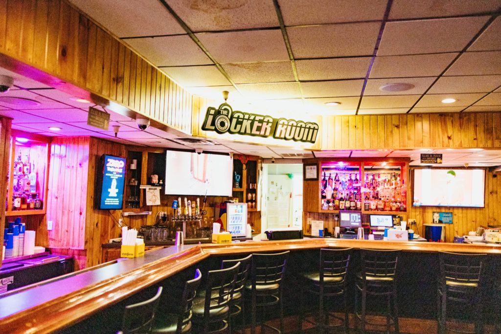 the-locker-room-sports-bar-023