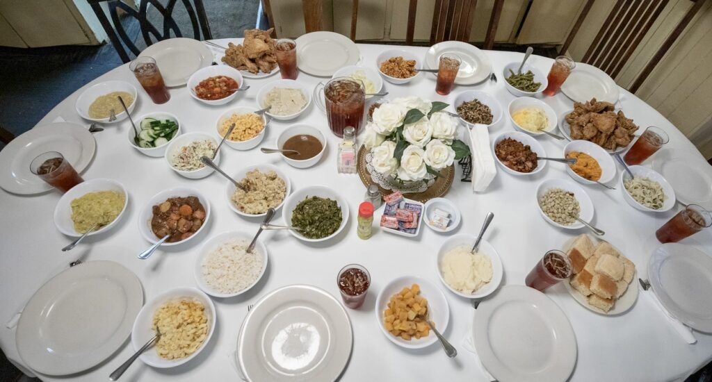 mrs-wilkes-dining-room-003