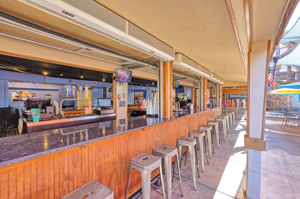 mango-s-bar-and-grill-021