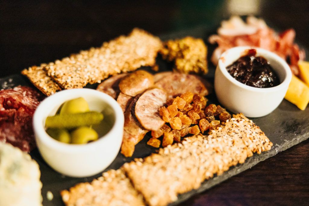 tuque-s-bar-and-grill-007