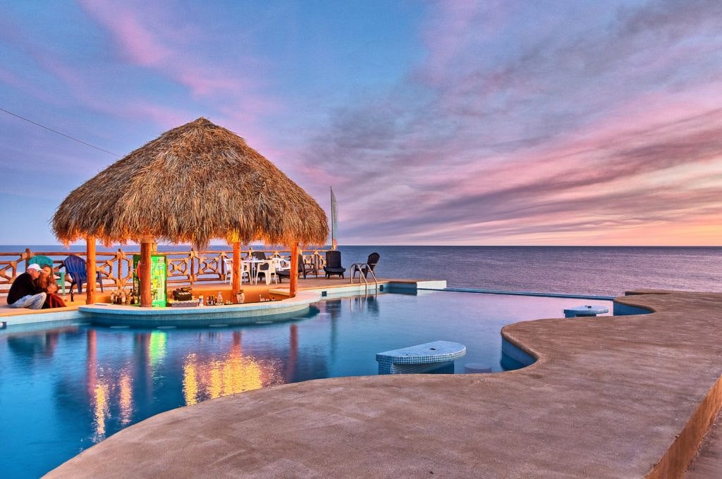 manny-s-beach-club-001