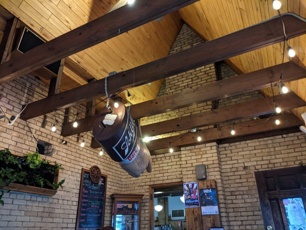 sir-benedict-s-tavern-on-the-lake-003