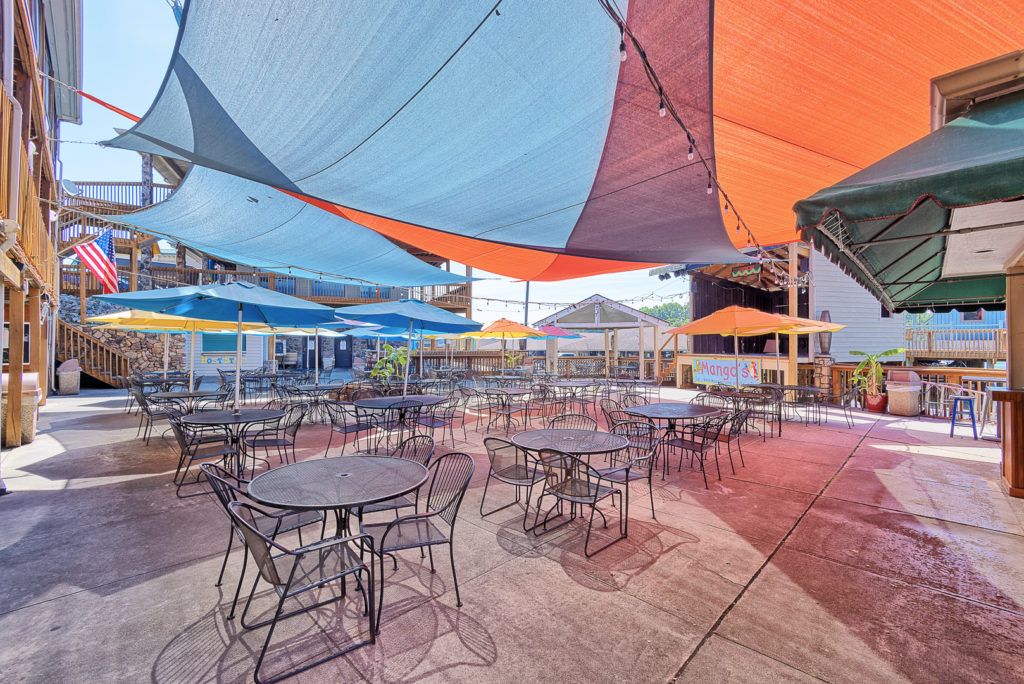 mango-s-bar-and-grill-022