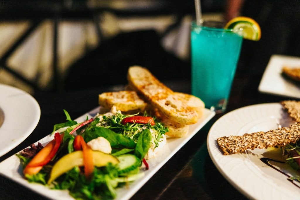 tuque-s-bar-and-grill-011