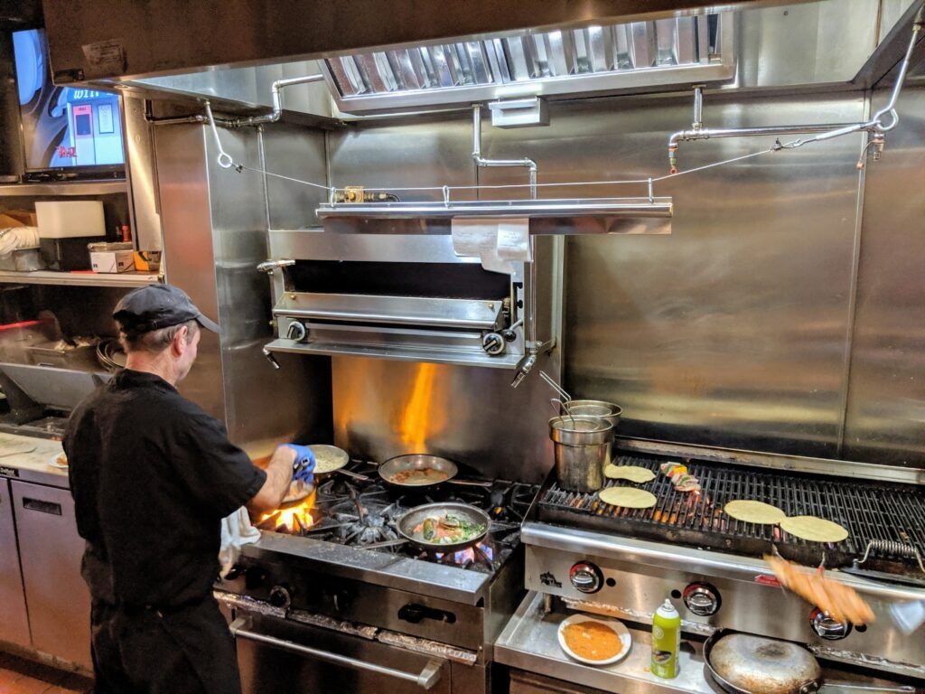 shanghai-reds-bar-and-grill-002