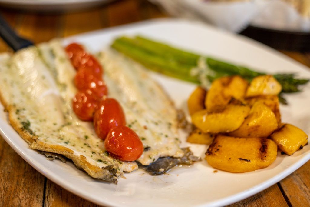 mango-s-bar-and-grill-008