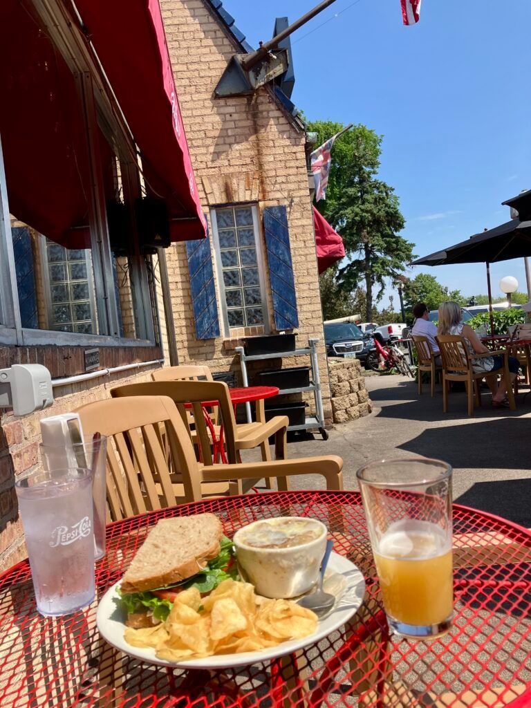 sir-benedict-s-tavern-on-the-lake-004