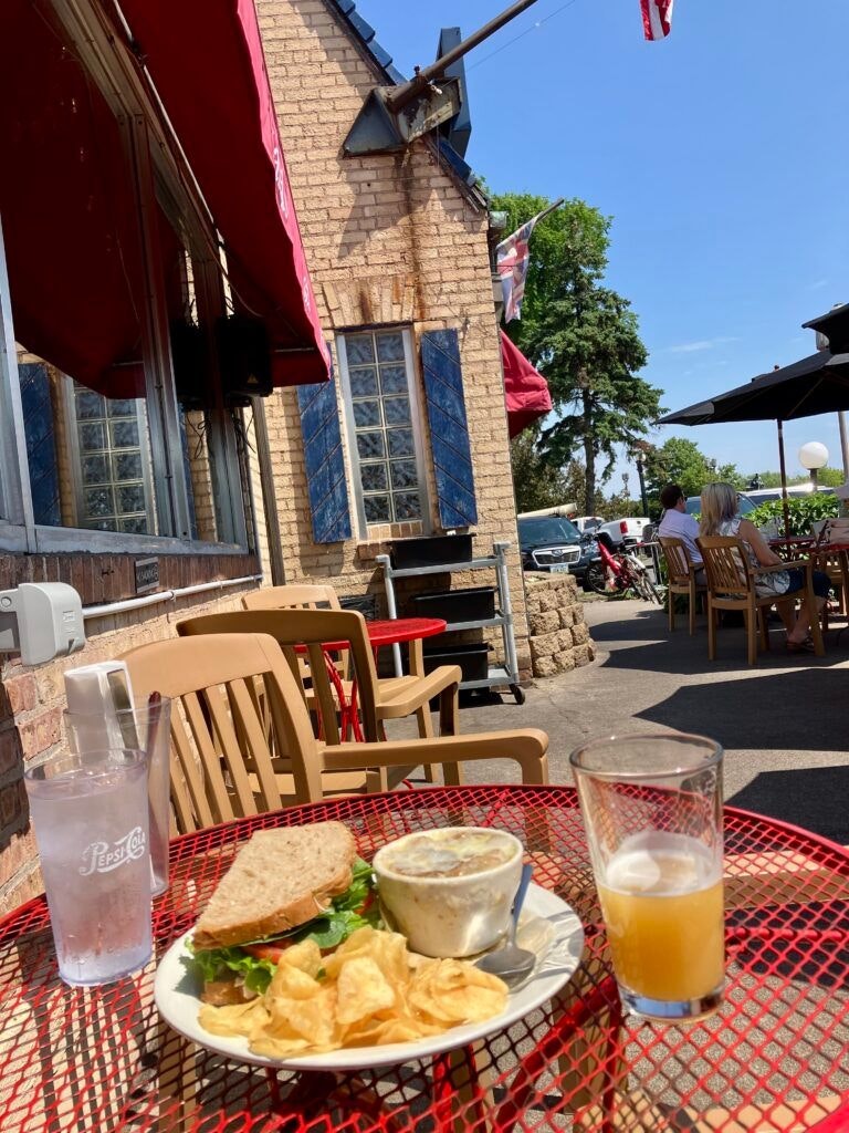 sir-benedict-s-tavern-on-the-lake-004