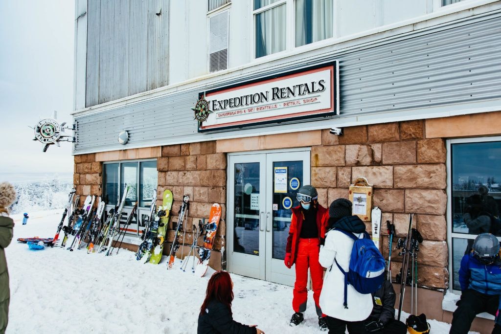 expedition-stations-rentals-and-ski-school-004