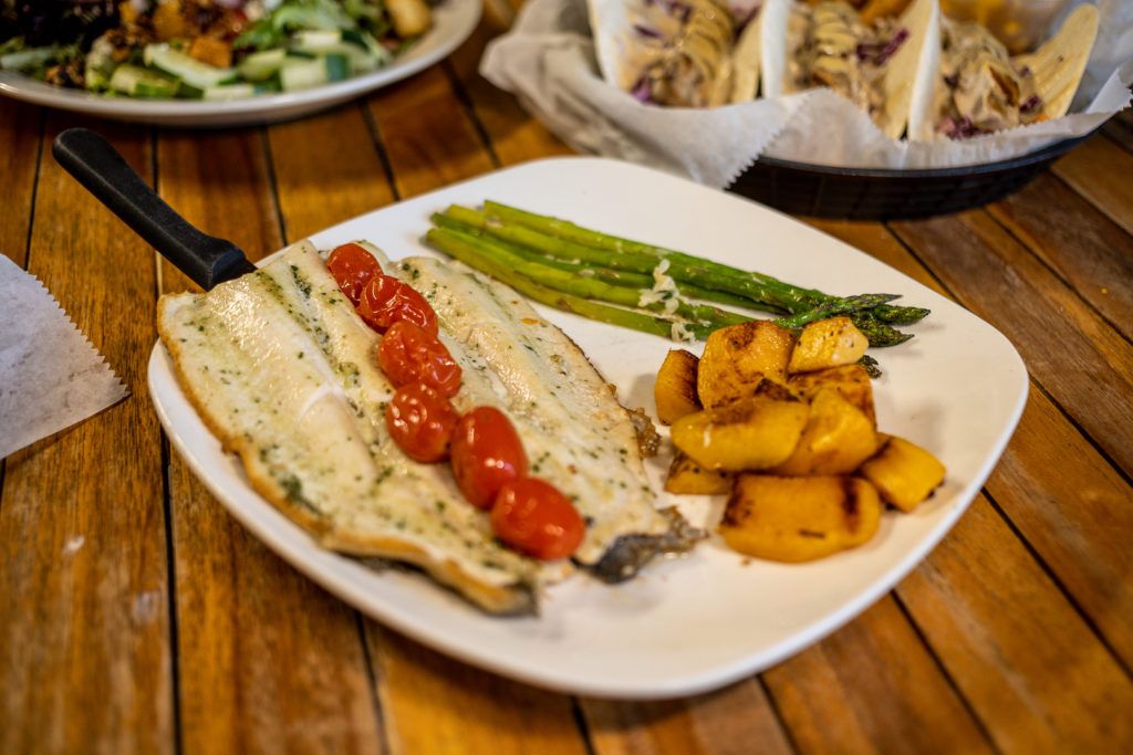 mango-s-bar-and-grill-004