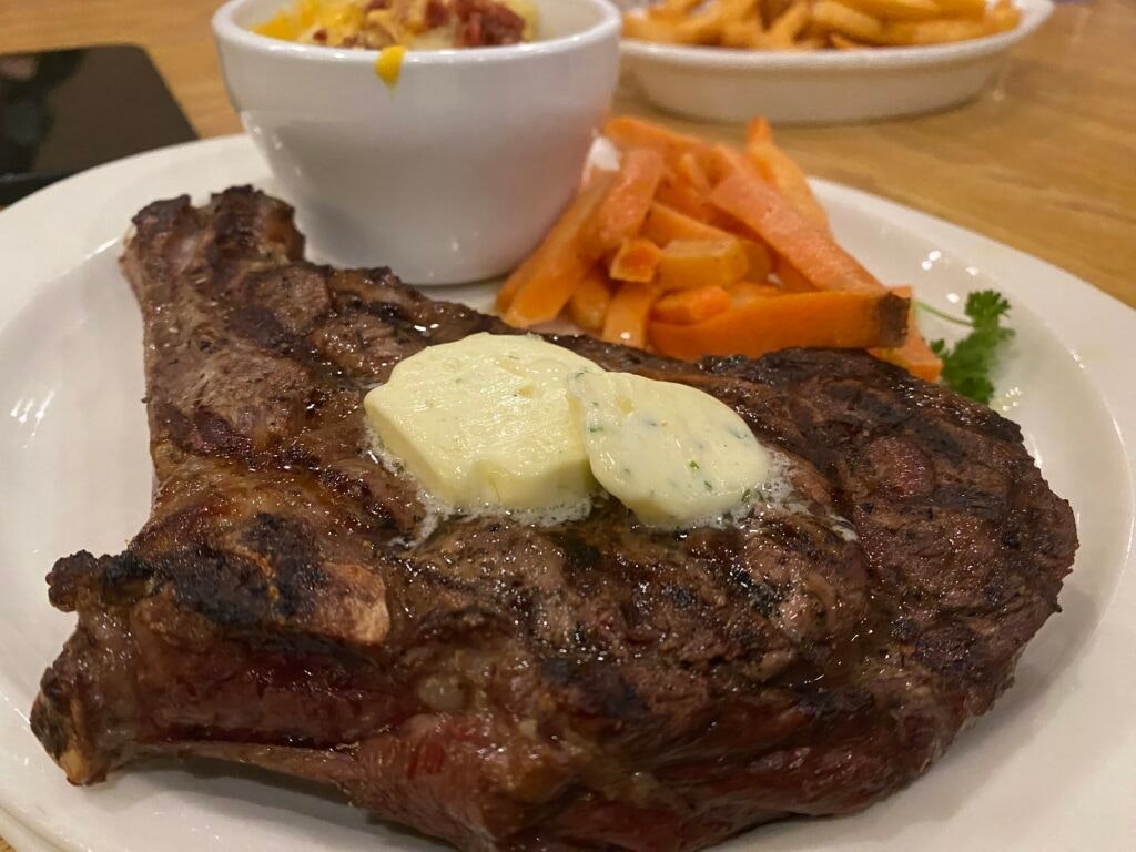 bullwinkles-saloon-and-eatery-003