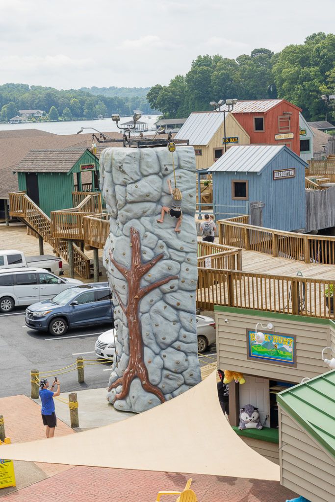 the-lucky-duck-entertainment-center-004