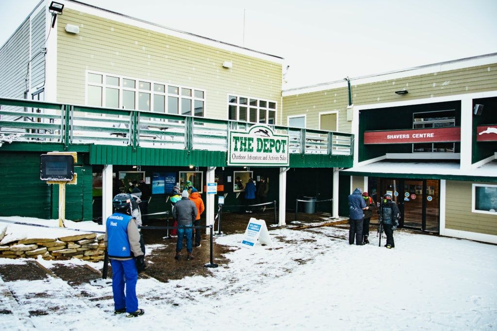 skiing-and-snowboarding-on-snowshoe-mountain-016