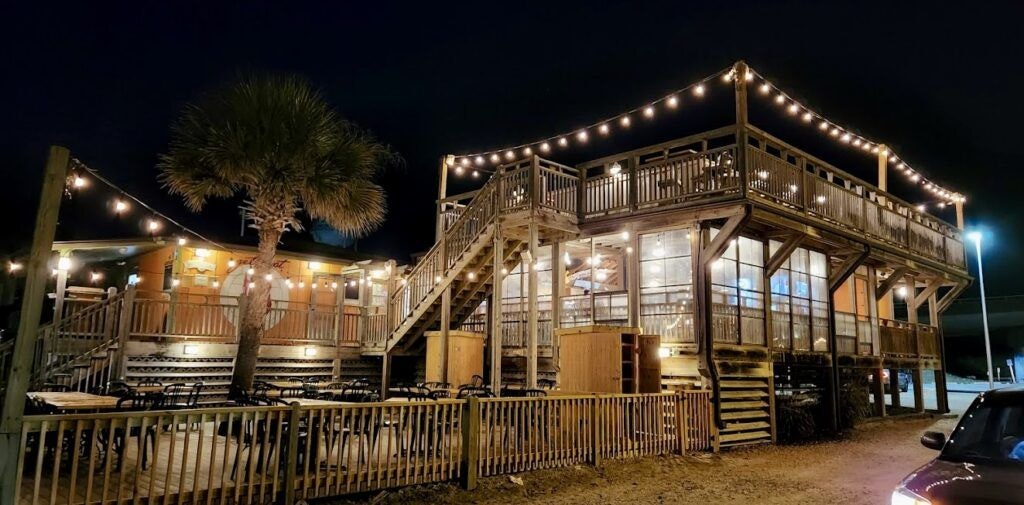 castaways-raw-bar-and-grill-001