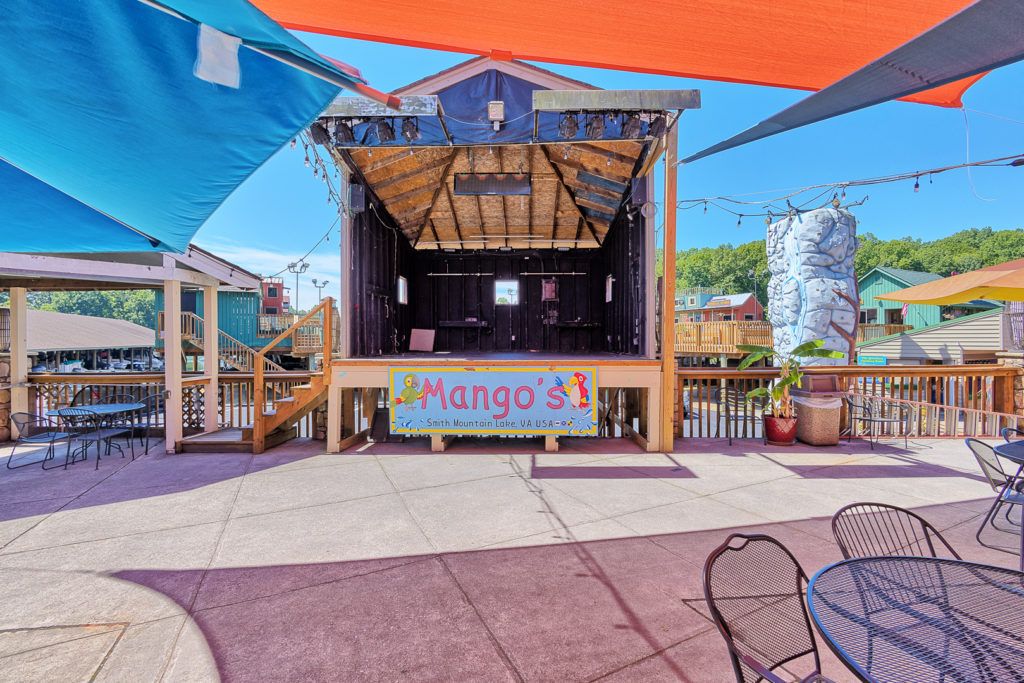 mango-s-bar-and-grill-023