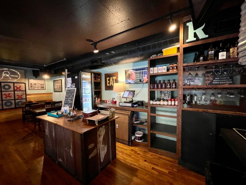 rae-s-rbar-and-grill-011