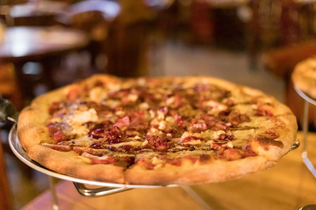 mama-teresa-s-flying-pizza-011