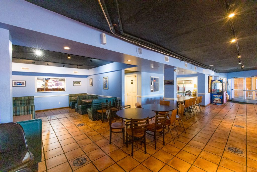 mango-s-bar-and-grill-026