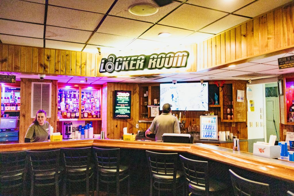 the-locker-room-sports-bar-011