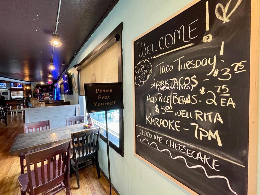 rae-s-rbar-and-grill-003